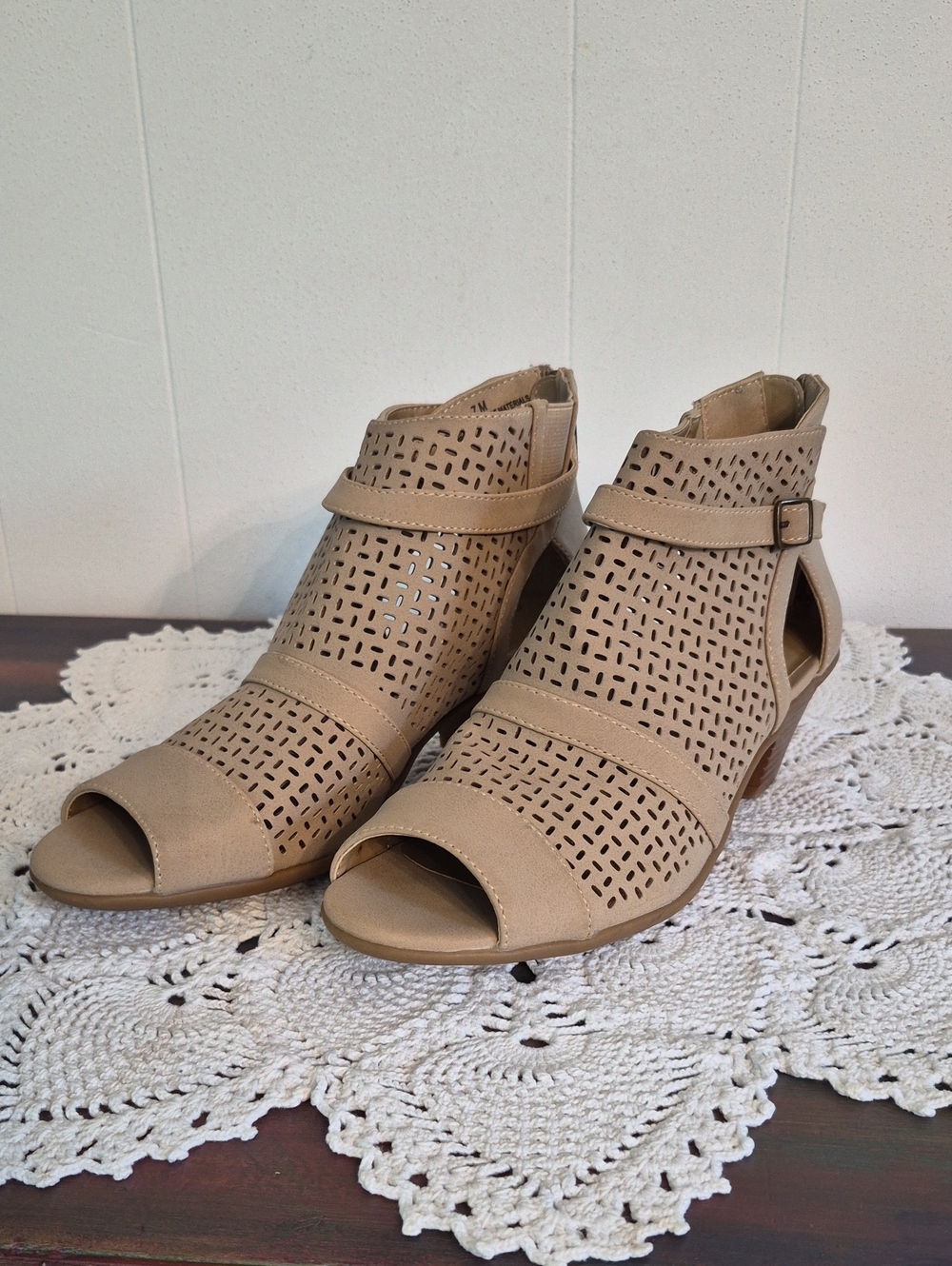 Easy Street Women's Carrigan Open-Toe Cutout Ankle Bootie Sandals Sz 7M